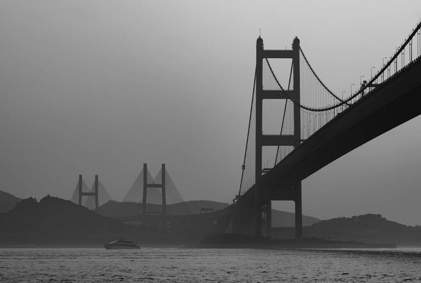A híd sziluettje Hong Kong városban - Fotó, kép