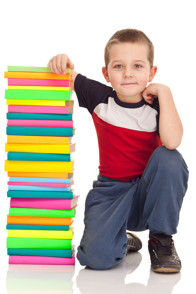 Preschooler and big stack books - Foto, afbeelding
