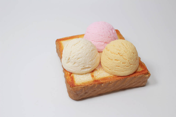 el Pan, el helado y la crema batida. - Foto, imagen