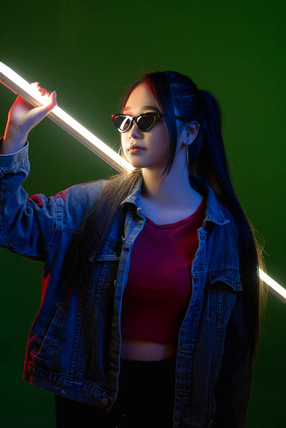 cyberpunk woman night fashion futuristic led light - Foto, immagini