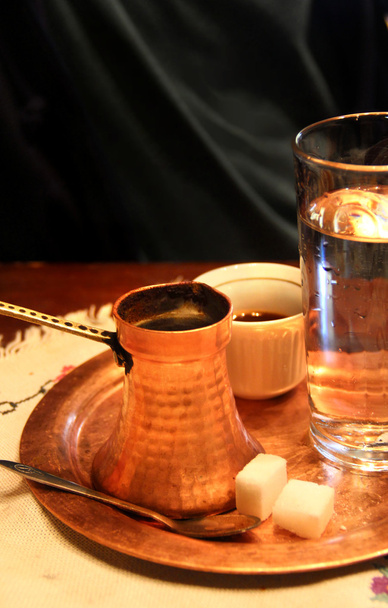 Té turco y café en la mesa
 - Foto, imagen