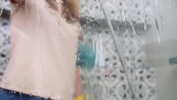Nő takarítás fürdőszoba kabin - Felvétel, videó