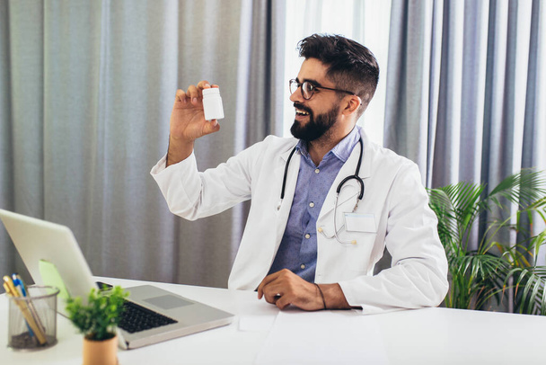 Portrait of a smiling doctor giving prescription to patient - 写真・画像