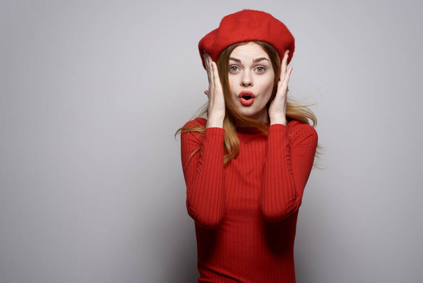 ładna kobieta w czerwonym swetrze kosmetyki emocje izolowane tło - Zdjęcie, obraz