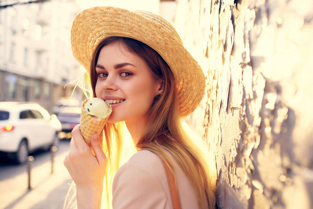 mulher atraente ao ar livre andar comer sorvete andar modelo de viagem - Foto, Imagem