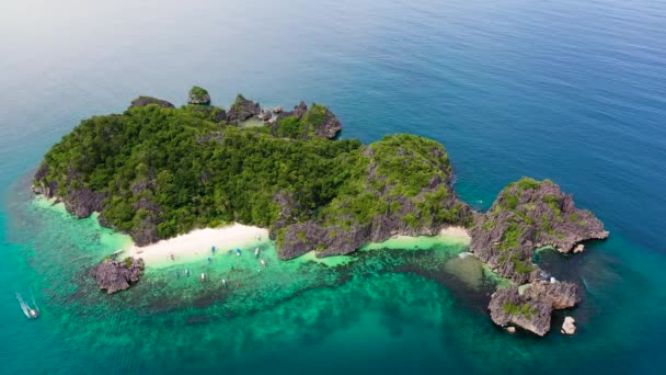 Karamojské ostrovy, Matukad, Filipíny. Skalnatý ostrov s bílou písečnou pláží. - Záběry, video