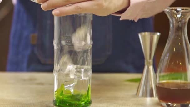 Put Ice Cube Into Green Syrup In Glass - Imágenes, Vídeo