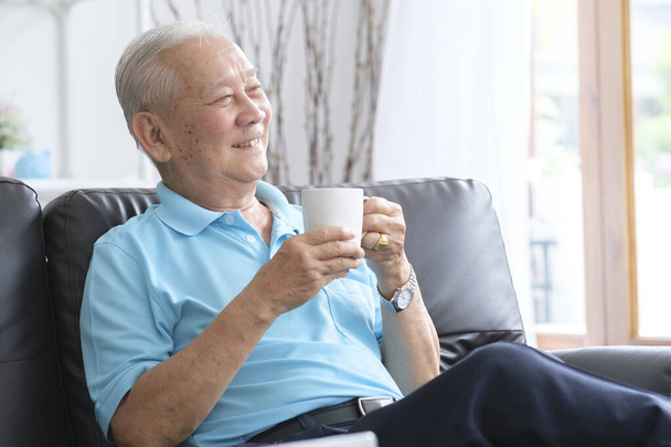 Älterer Mann liest Buch und bleibt allein zu Hause. Lebensstil im Rentenalter - Foto, Bild