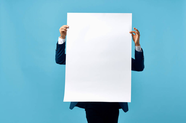 vousatý muž v obleku bílá mocap plakát sleva reklama modré pozadí - Fotografie, Obrázek
