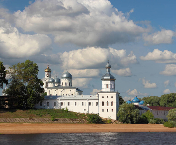 Un monastero medievale vicino al fiume. Monastero di Yuriev. - Foto, immagini