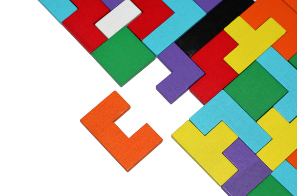 Puzzle mehrfarbiger geometrischer Formen ohne letzte Figur. - Foto, Bild