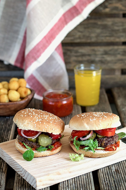 Homemade hamburgers with tomatoes, onions and pickles - Photo, Image
