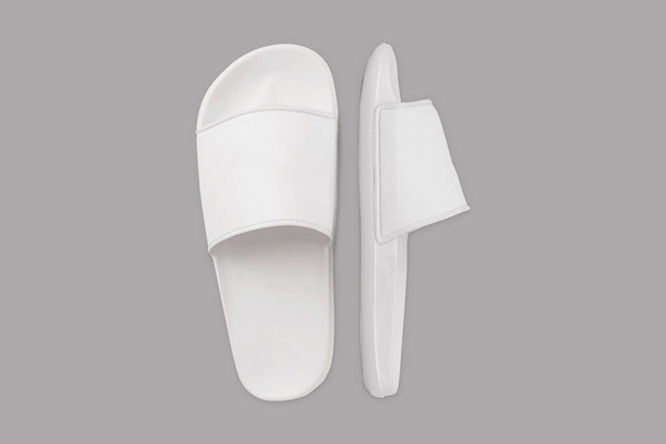 Modèle blanc sandale en caoutchouc flip flop pantoufles gabarit isolé sur fond gris. Modèle de sandale pour homme. Rendu 3d. - Photo, image