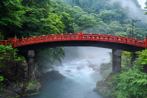 Japonya Nikko 'da güzel bir Shinkyo köprüsü. - Fotoğraf, Görsel