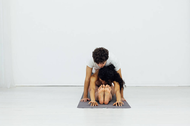 donna e uomo impegnati nella ginnastica accoppiata yoga asana - Foto, immagini