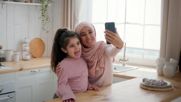 Lähi-idän äiti ja pieni tytär Älypuhelimen avulla Selfie Indoor - Materiaali, video