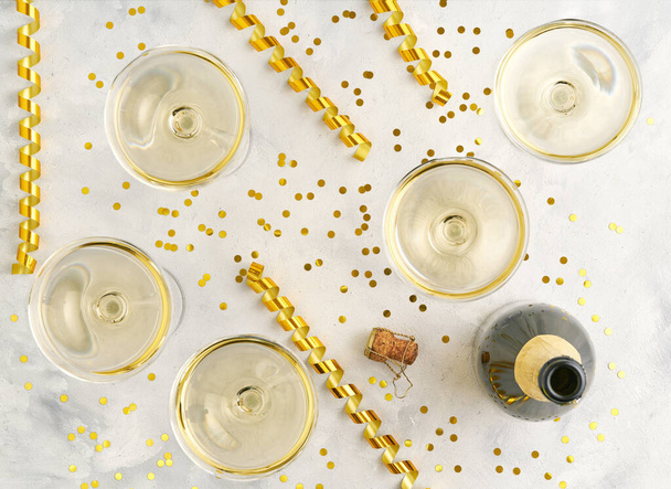 otevřená láhev šampaňského a plné sklenice šampaňského, novoroční nebo vánoční oslavy. - Fotografie, Obrázek