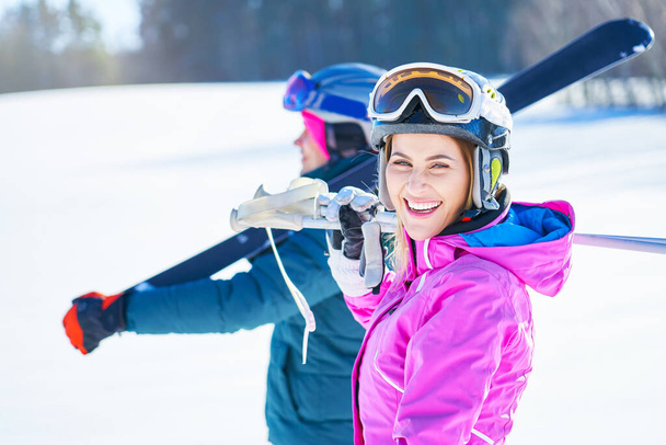 Young couple having fun while winter skiing - Foto, Imagem