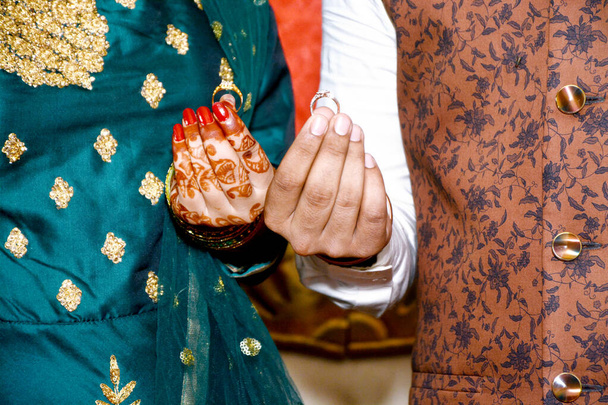Η νύφη και ο γαμπρός χέρια κρατώντας & δείχνοντας δαχτυλίδια κοσμήματα γάμου - Φωτογραφία, εικόνα