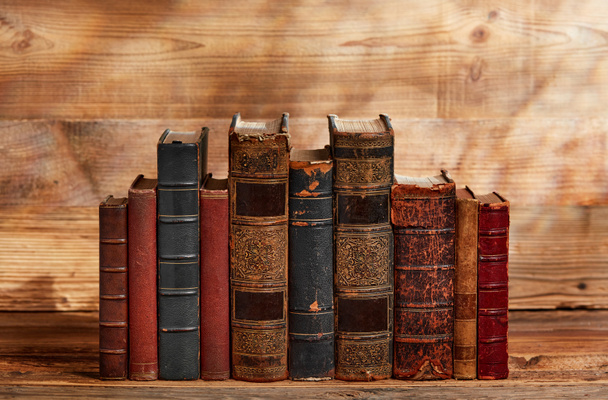 παλιά βιβλία σε ξύλινα φόντο - Φωτογραφία, εικόνα