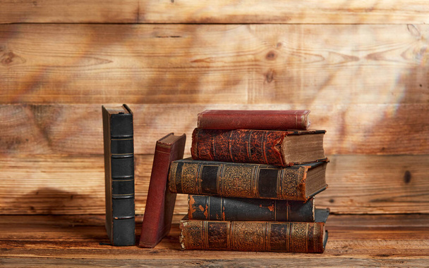 Libros antiguos sobre fondo de madera
 - Foto, imagen