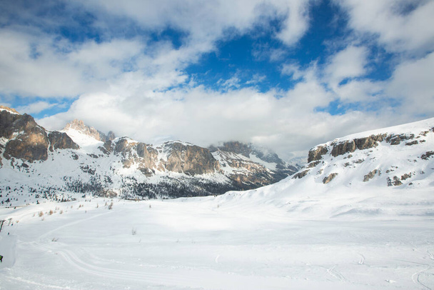 Dolomitler Dolomiti İtalya kışın güzel alp dağları ve kayak yamacı Cortina d 'Ampezzo Col Gallina dağı zirveleri ünlü manzara kayak merkezi. - Fotoğraf, Görsel
