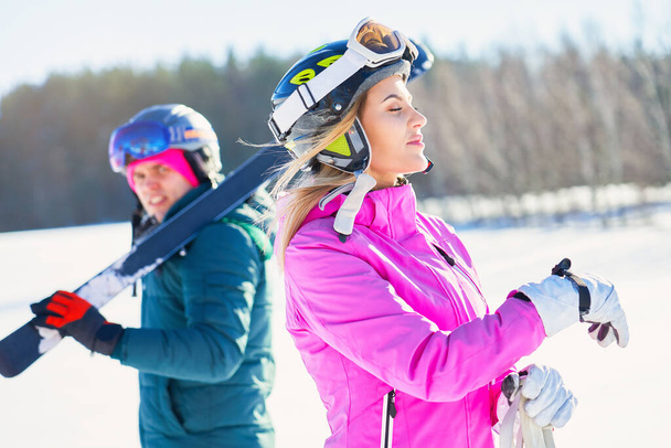 Pareja joven divirtiéndose mientras esquian en invierno - Foto, Imagen