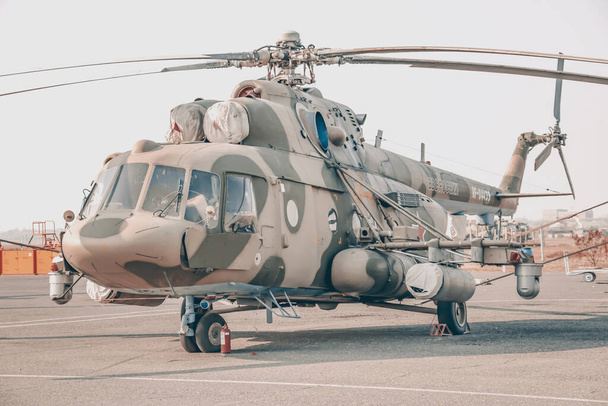 Helicóptero militar en el aeropuerto. Helicóptero bombardero - Foto, imagen