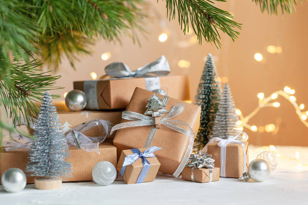 Cajas de regalo festivas de cero residuos bajo el árbol de Navidad en el interior de la casa de la sala de estar. La preparación de los regalos a los próximos. Año nuevo vacaciones acogedor, el estado de ánimo concepto festivo. - Foto, Imagen