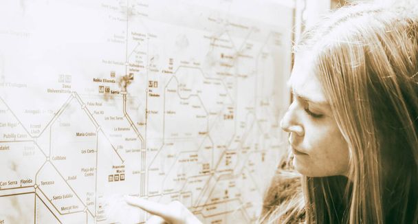 Nuori nainen katselee metrokarttaa
. - Valokuva, kuva