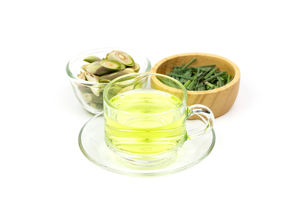 Лимонний трав'яний чай в склянці і свіжа лимонна трава і зелений лист ізольовані на білому тлі. Концепція здорового трав'яного напою
. - Фото, зображення