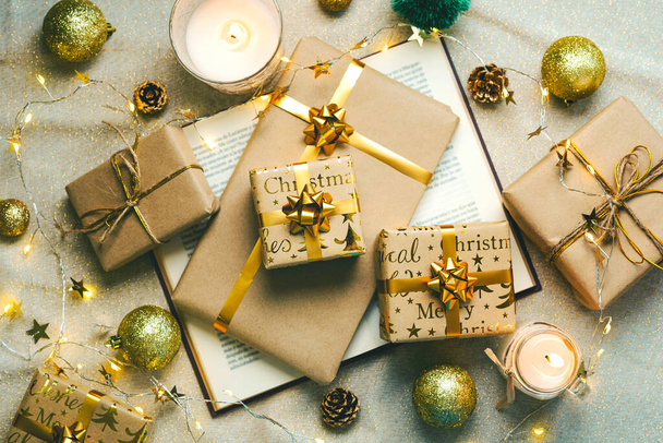 メリークリスマス。テーブルの上の本、クリスマスプレゼントやクリスマスの装飾のトップビュー。クリスマスのコンセプトの背景。選択的焦点 - 写真・画像