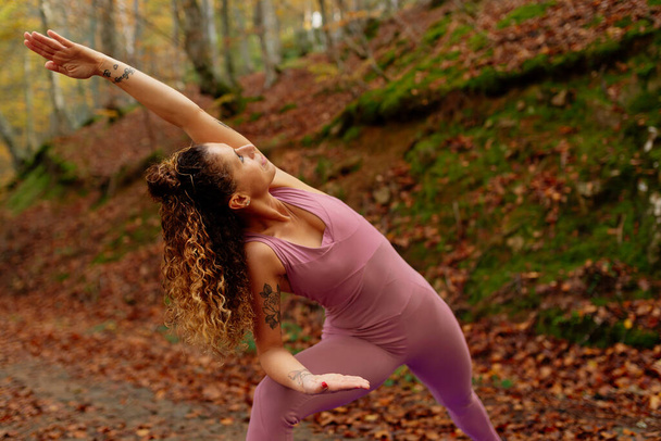 mujer practicando yoga posa en un bosque otoñal. deporte y estilo de vida saludable. meditación. - Foto, imagen