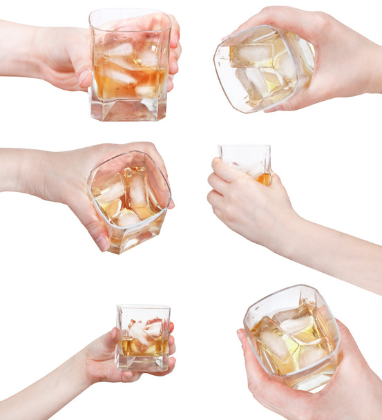 conjunto de mano sostiene whisky sobre hielo en vidrio aislado
 - Foto, Imagen