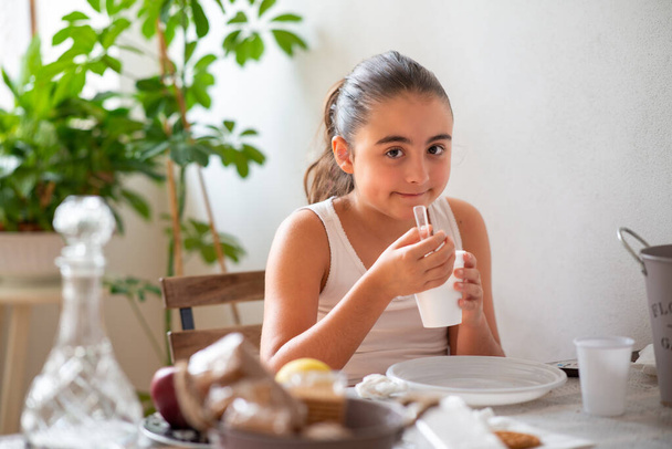 Mladá dívka dělá zdravou snídani doma - Fotografie, Obrázek