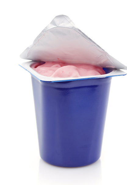 mavi plastik kapta taze pink berry yoğurt - Fotoğraf, Görsel