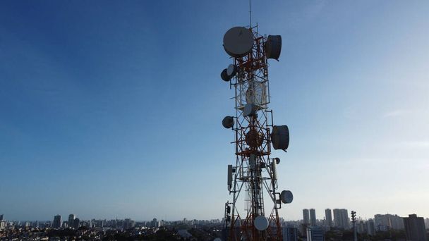 salvador, bahia, Brazílie - 20. listopad 2021: Mobilní telefon a telekomunikační věž v okolí Cabuly ve městě Salvador. - Fotografie, Obrázek