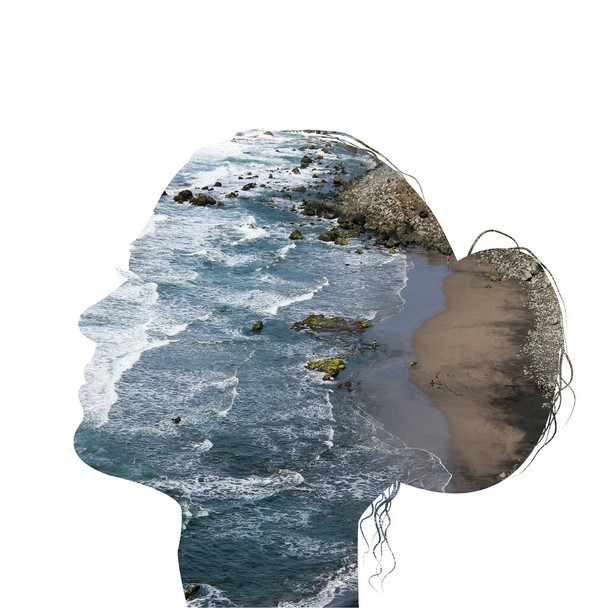 Double exposition d'une tête de femme combinée avec le bord de mer bleu - Photo, image