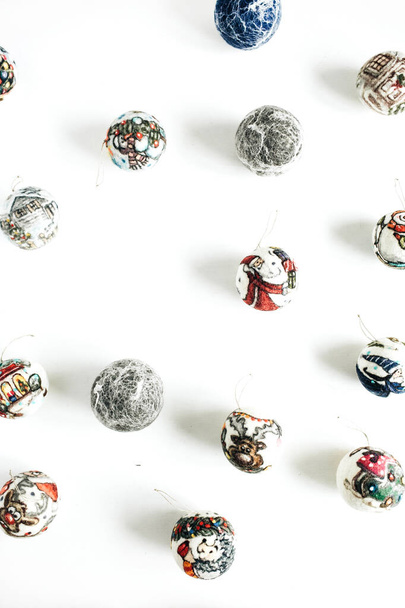Kézműves felfújt karácsonyi csecsebecse labdák minta fehér háttér. Esztétikai karácsonyi dekoráció dísz. Minimális barkácsolás. Lapos fekvésű, felülnézet - Fotó, kép