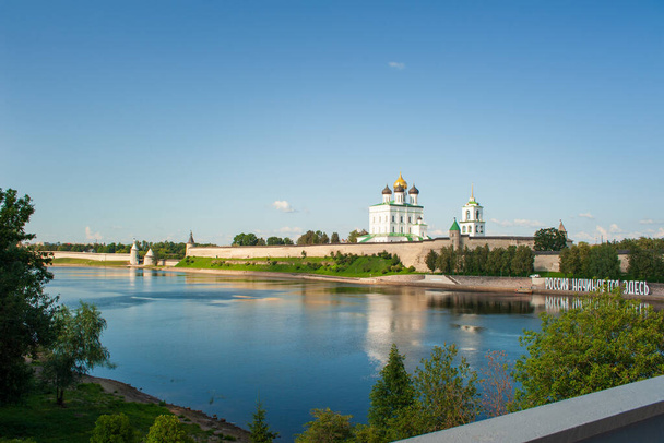 Kremlin Torre de la ciudad de Pskov, Rusia, Federación Rusa (traducción de texto del idioma ruso: "Rusia comienza aquí") - Foto, imagen