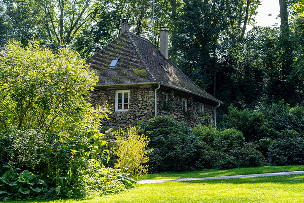 Malý kamenný domek uprostřed kouzelné zahrady - Fotografie, Obrázek