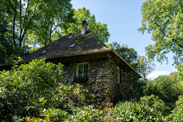 Petite maison pierreuse au milieu du jardin magique - Photo, image