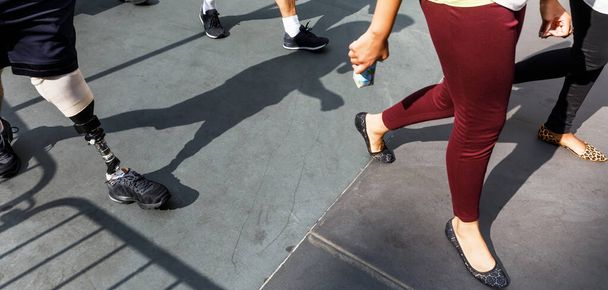 Манхэттен стрит. Молодой инвалид с современным протезом для ног ходит по улице. - Фото, изображение