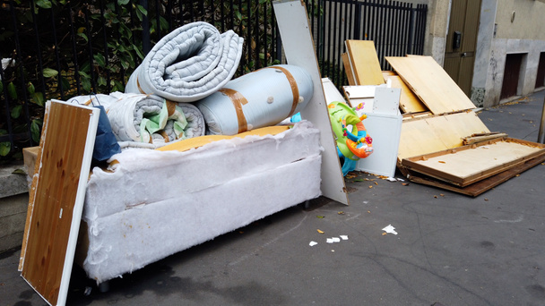 Italie, Milan Novembre 2021 - canapé et matelas ordures abandonnés dans la rue dans le quartier de Giambellino, décharge illégale et dégradation dans les banlieues urbaines - les gens marchent parmi les déchets - Photo, image