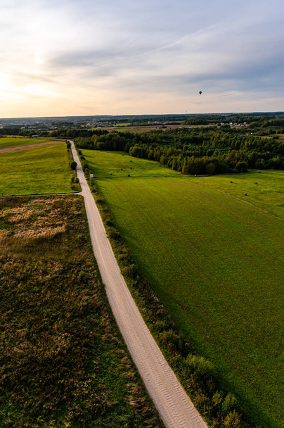 Вильнюс, Литва - 14 сентября 2021 года: Воздушные шары над полями и лесами сельских дорог в Литве - Фото, изображение
