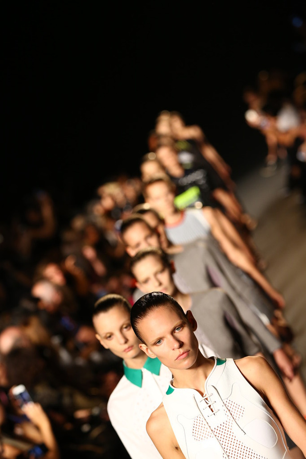 Модели выходят в финал показа мод Александра Ванга
 - Фото, изображение