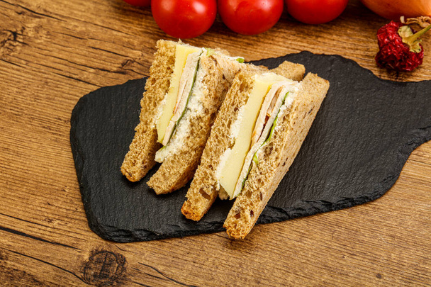 Klubové sendviče s kuřecími prsíčky a sýrem - Fotografie, Obrázek