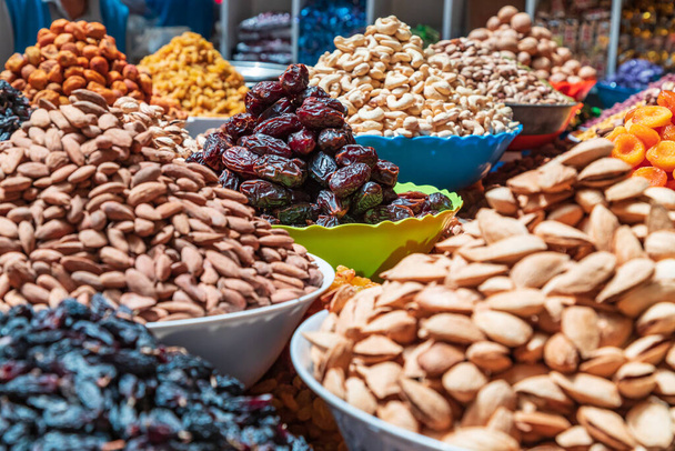 Dushanbe, Tádžikistán. Ořechy na prodej na trhu Mehrgon v Dushanbe. - Fotografie, Obrázek