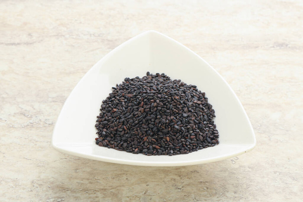 Schwarzer Sesam in der Schüssel zum Kochen - Foto, Bild