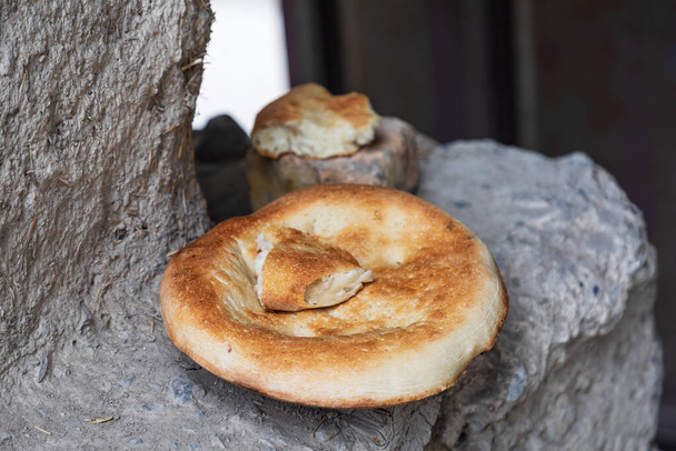Margib, Επαρχία Sughd, Τατζικιστάν. Παραδοσιακό επίπεδο ψωμί ψημένο σε ξυλόφουρνο. - Φωτογραφία, εικόνα